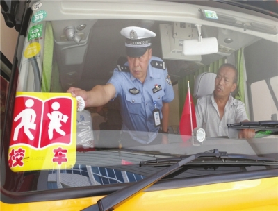 蘭州：交警開學前“啟封”校車排查校車安全隱患