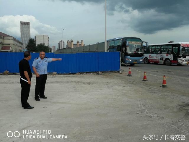 新學(xué)期開(kāi)學(xué)季丨長(zhǎng)春交警為校車駕駛員和學(xué)生家長(zhǎng)送去“交通安全禮”