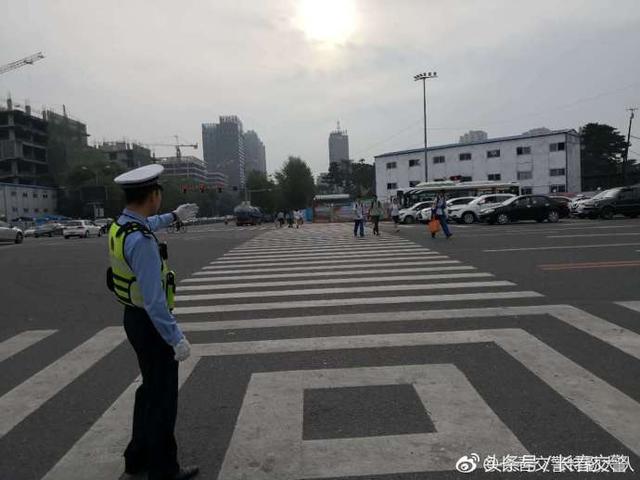 新學(xué)期開(kāi)學(xué)季丨長(zhǎng)春交警為校車駕駛員和學(xué)生家長(zhǎng)送去“交通安全禮”