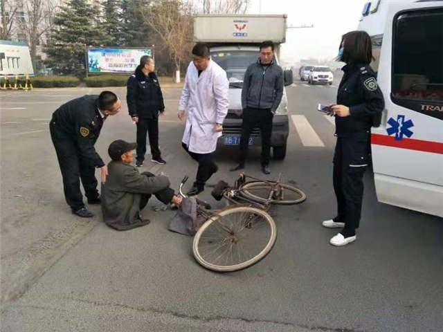 八旬老人被車撞，青島校車司機伸援手
