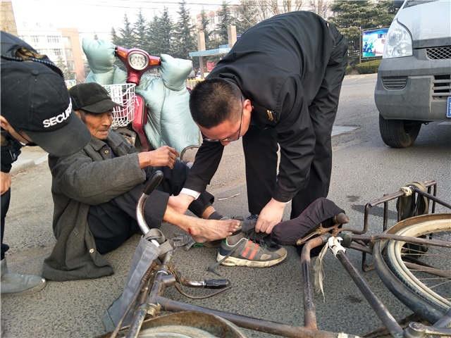 八旬老人被車撞，青島校車司機伸援手