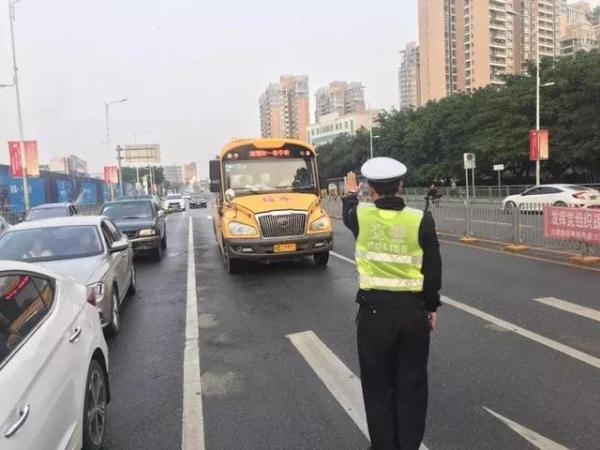 全市嚴(yán)查校車進(jìn)行時(shí)！您家孩子坐的車都被交警攔下了……
