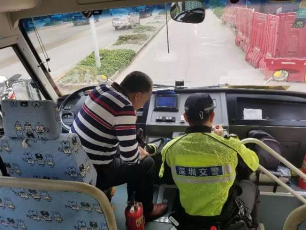 全市嚴(yán)查校車進(jìn)行時(shí)！您家孩子坐的車都被交警攔下了……