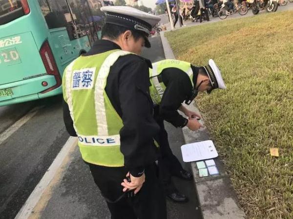 全市嚴(yán)查校車進(jìn)行時(shí)！您家孩子坐的車都被交警攔下了……