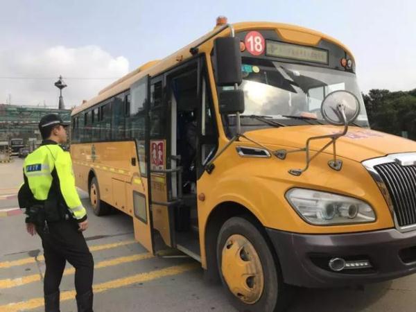全市嚴(yán)查校車進(jìn)行時(shí)！您家孩子坐的車都被交警攔下了……