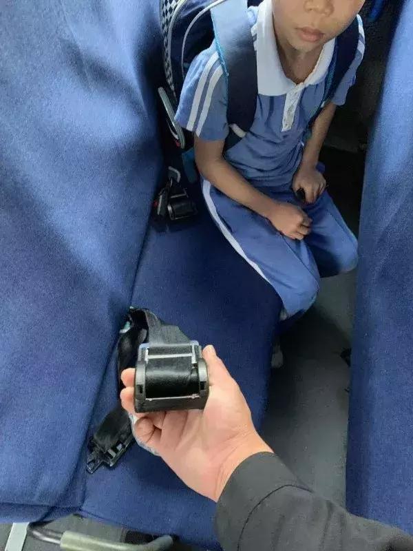 全市嚴(yán)查校車進(jìn)行時(shí)！您家孩子坐的車都被交警攔下了……