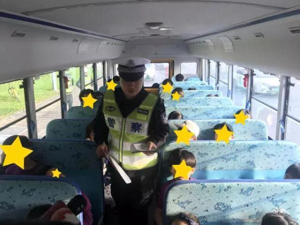 全市嚴(yán)查校車進(jìn)行時(shí)！您家孩子坐的車都被交警攔下了……