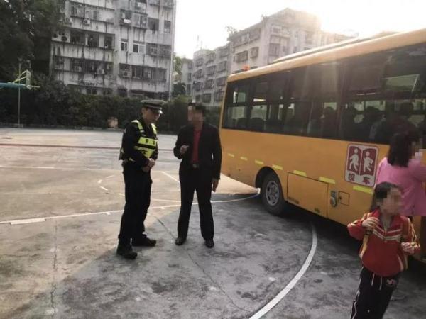 全市嚴(yán)查校車進(jìn)行時(shí)！您家孩子坐的車都被交警攔下了……
