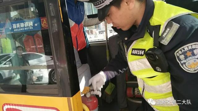 固原交巡警二大隊重拳出擊 嚴查校車 確保幼兒安全