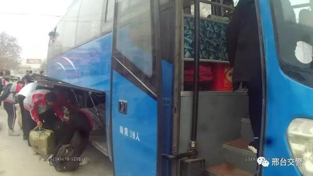 非法校車跨區(qū)作業(yè) 寧晉交警及時截獲