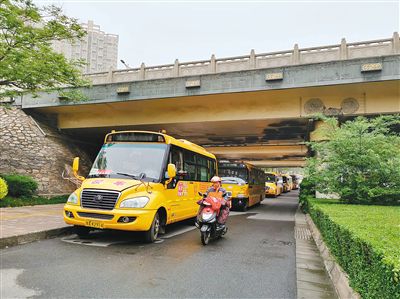 校車停放太任性 行人車輛通行真不便