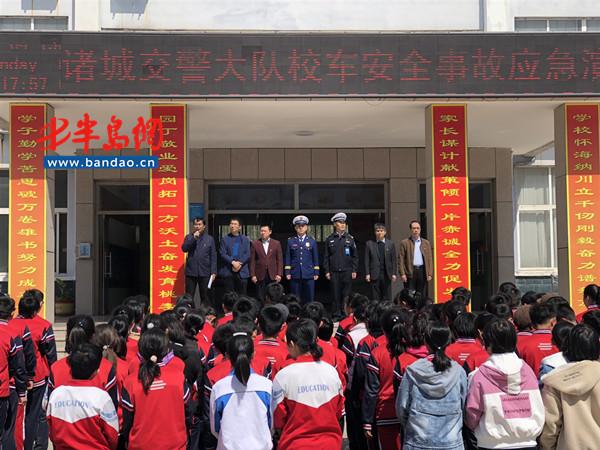 乘坐校車突發(fā)火災(zāi)，諸城這些學(xué)生這樣做！