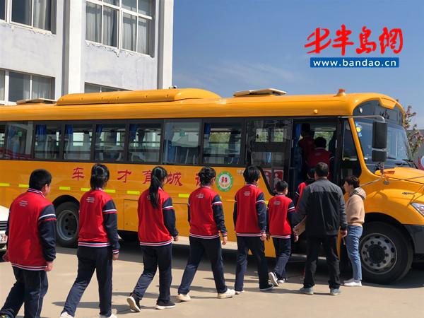 乘坐校車突發(fā)火災(zāi)，諸城這些學(xué)生這樣做！