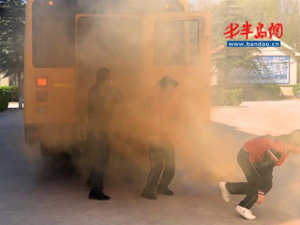 乘坐校車突發(fā)火災(zāi)，諸城這些學(xué)生這樣做！