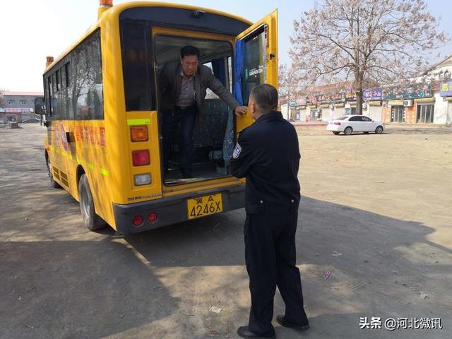 晉州交警排查校車安全隱患不放松