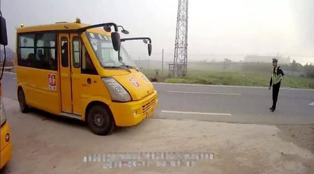明明是幼兒園校車，怎么車里還有蹭車的老鄉？