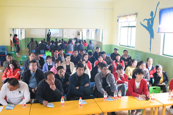 新密交警走進(jìn)農(nóng)村幼兒園 給幼師和校車司機(jī)上交通安全課