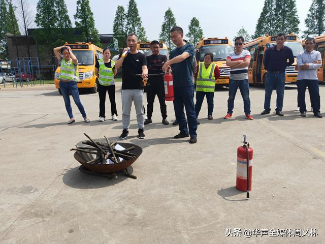 加強校車安全管理，保障乘車學生安全