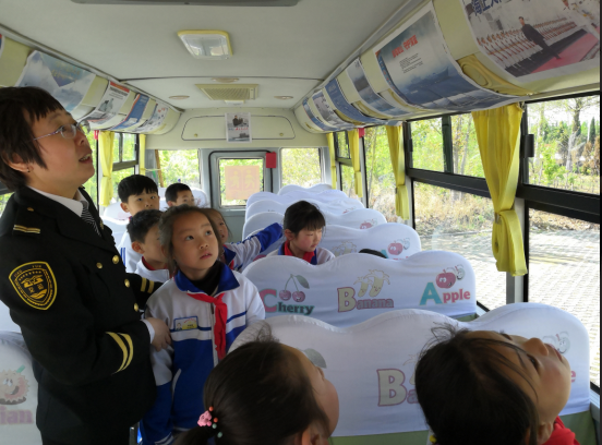 萊西：交運校車內(nèi)上演“海上大閱兵”