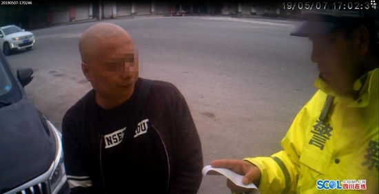 和交警“打游擊” 德陽旌陽一輛黑校車被查