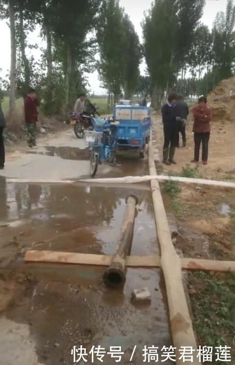 河南新鄉：村民澆地水管堵路，校車司機繞道行駛