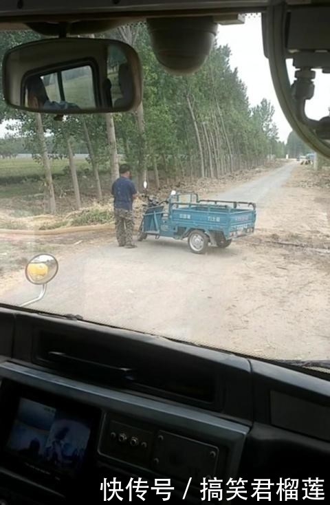 河南新鄉：村民澆地水管堵路，校車司機繞道行駛