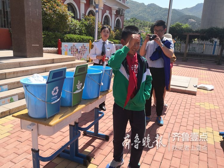 推廣垃圾分類，校車現(xiàn)場教學(xué)