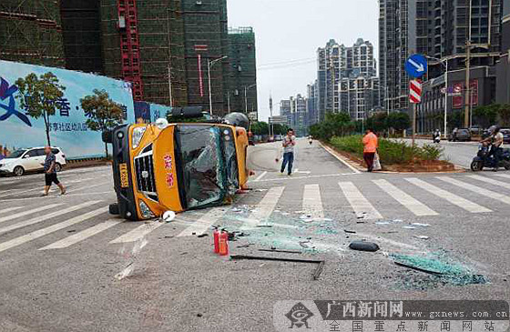 南寧一幼兒園校車接送學生路上被面包車撞翻