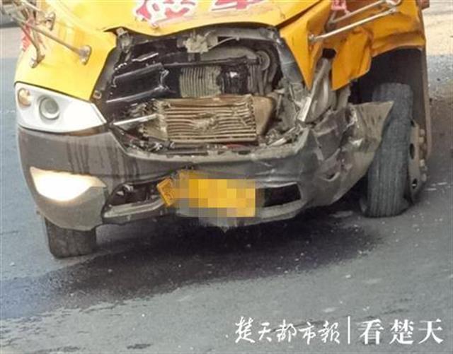 渣土車與幼兒園校車相撞 校車司機受傷