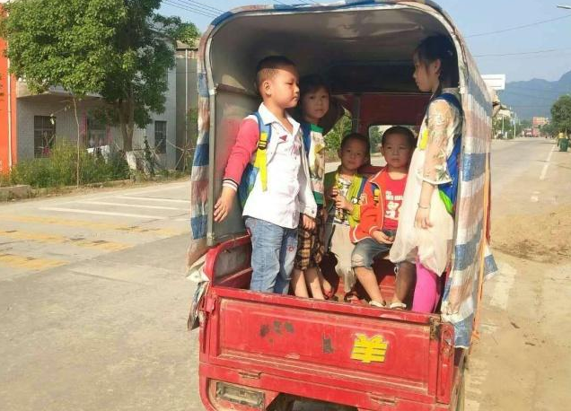 奇葩：湖北陽新合法校車無法上路，孩子出行咋辦？