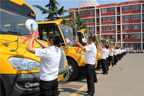 1500輛溫馨校車愛心送考 連續八年助力中考