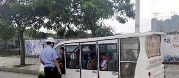 “黑校車”擠下12名孩子 司機將面臨1萬元罰款