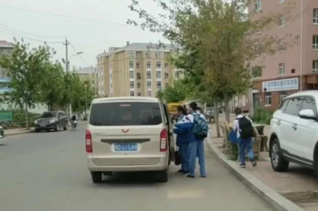 黑送子車校門口橫行，7臺正規校車卻辦不下來證！教育局：公交滿足需求，不予批準