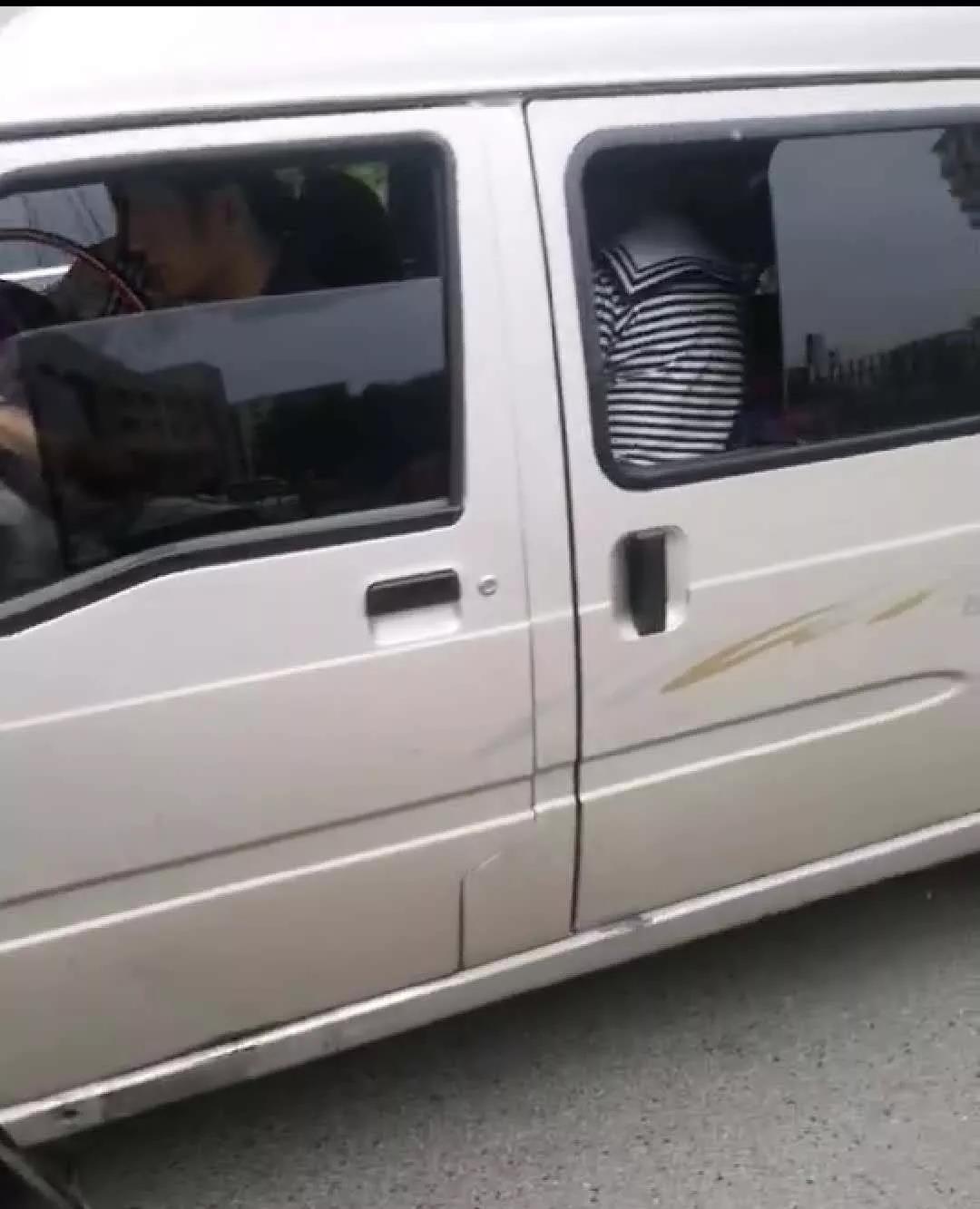 黑送子車校門口橫行，7臺正規校車卻辦不下來證！教育局：公交滿足需求，不予批準