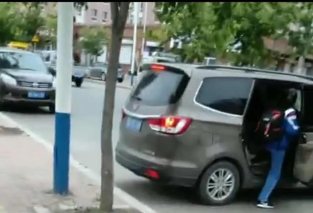 黑送子車校門口橫行，7臺正規校車卻辦不下來證！教育局：公交滿足需求，不予批準