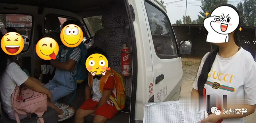 校車超載被民警查獲 及時消除交通安全隱患