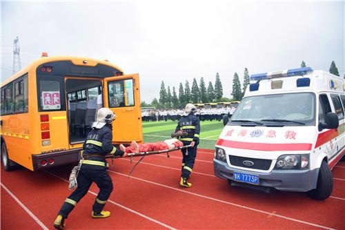 榮成：開展校車應急演練 保障師生出行安全