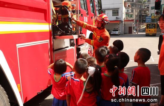 沿灘：聯合開展校車防火應急逃生演練