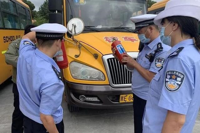 開學(xué)在即 大慶交警開展校車安全檢查確保“無(wú)病上崗”