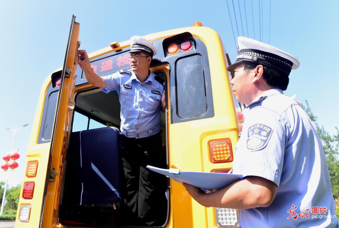 河北石家莊：校車“體檢”迎開學