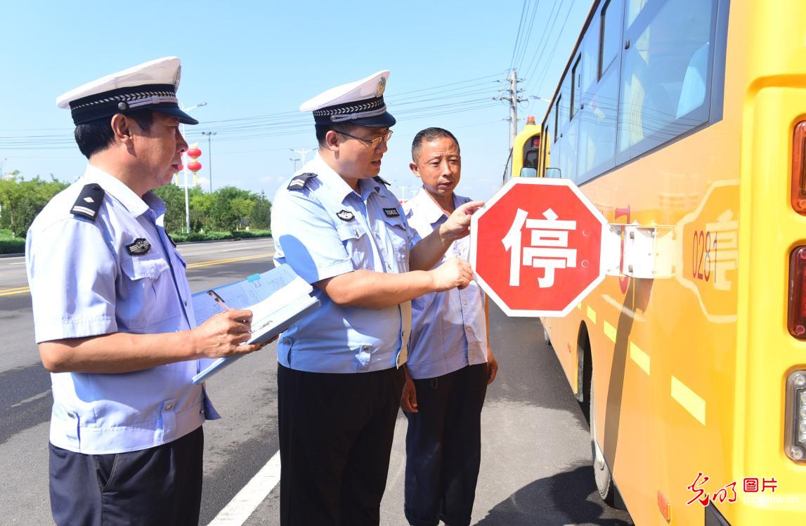 河北石家莊：校車“體檢”迎開學