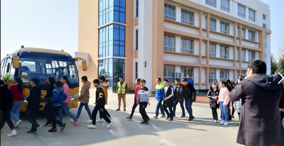 湖北省江陵希望小學(xué)：開展校車消防安全演練