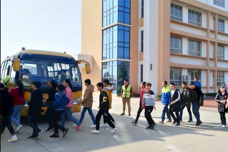 湖北省江陵希望小學：開展校車消防安全演練