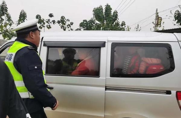 7座“黑校車”裝了16人，漯河這個司機被罰10200元