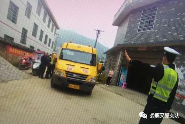 男子持C1駕證開校車被逮個正著，這下尷尬了