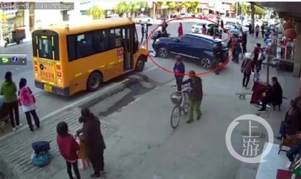 湖北一越野車失控沖向等候校車人群，致學生1死1傷