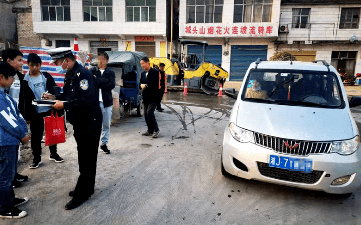 澧縣：“黑校車”超員，交警大隊(duì)依法處罰！