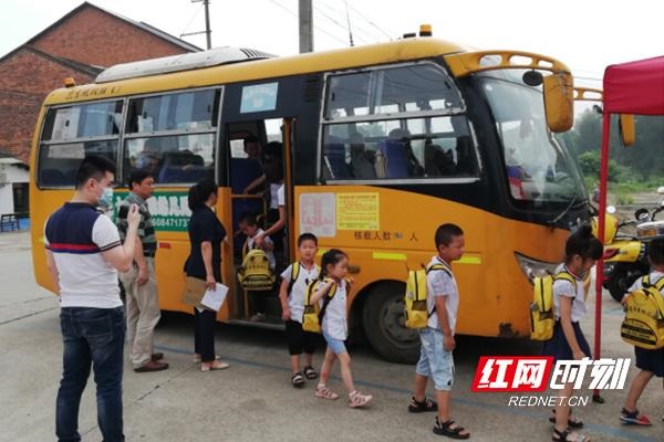 湖南：桃江為學(xué)生護(hù)航 編織校車安全監(jiān)管網(wǎng)