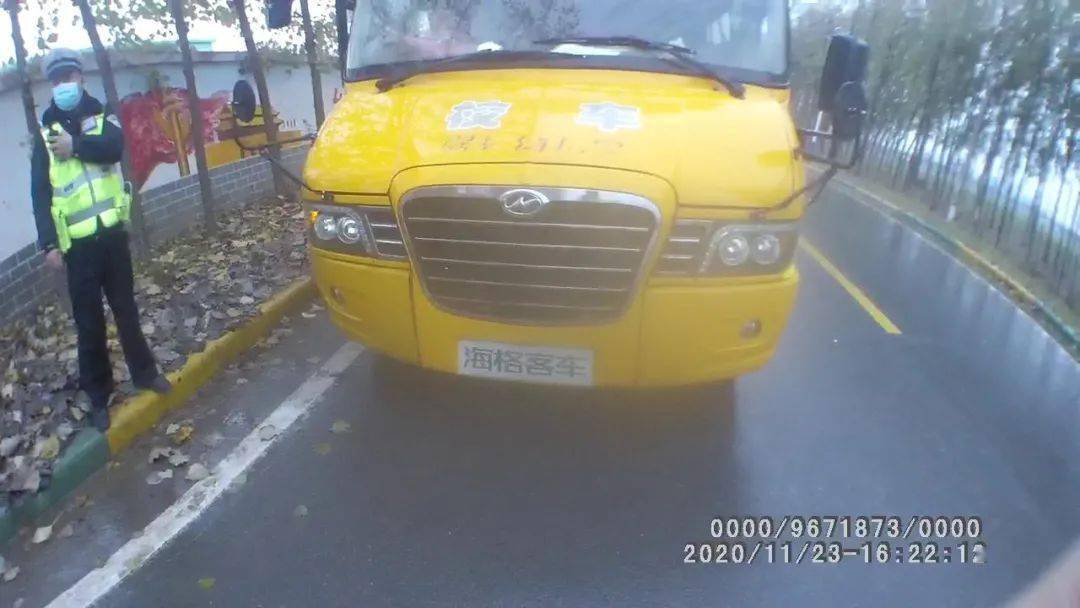 焦作武陟：這輛“黑校車(chē)”問(wèn)題多，無(wú)牌，超員