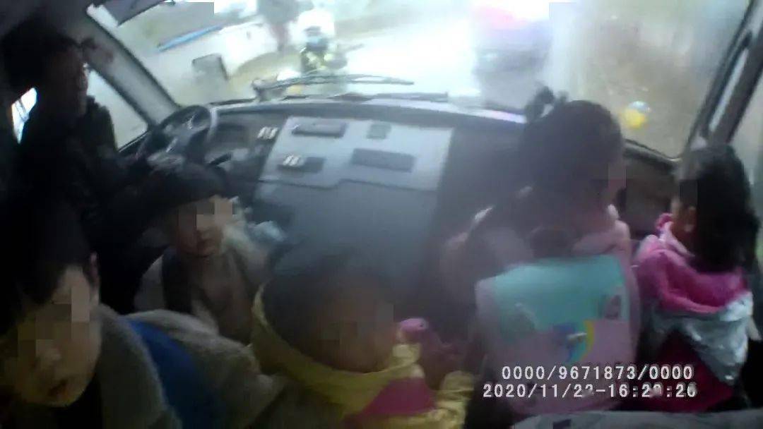 焦作武陟：這輛“黑校車(chē)”問(wèn)題多，無(wú)牌，超員